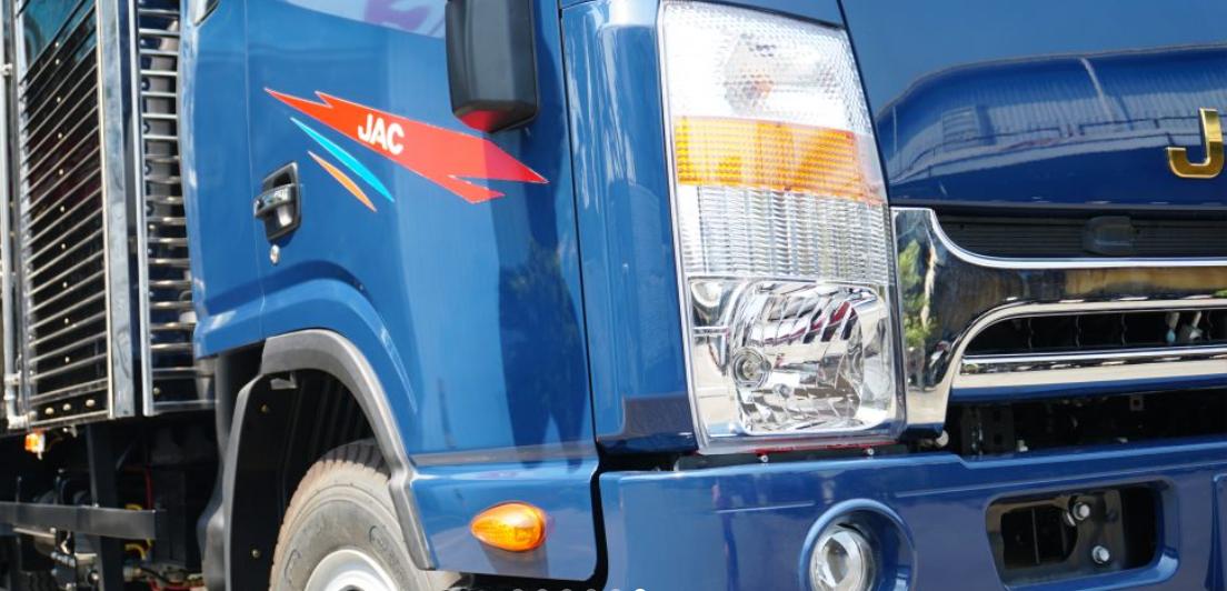 Đèn được thiết kế dọc tích hợp giữa đèn xi nhan và đèn chiếu sáng halogen