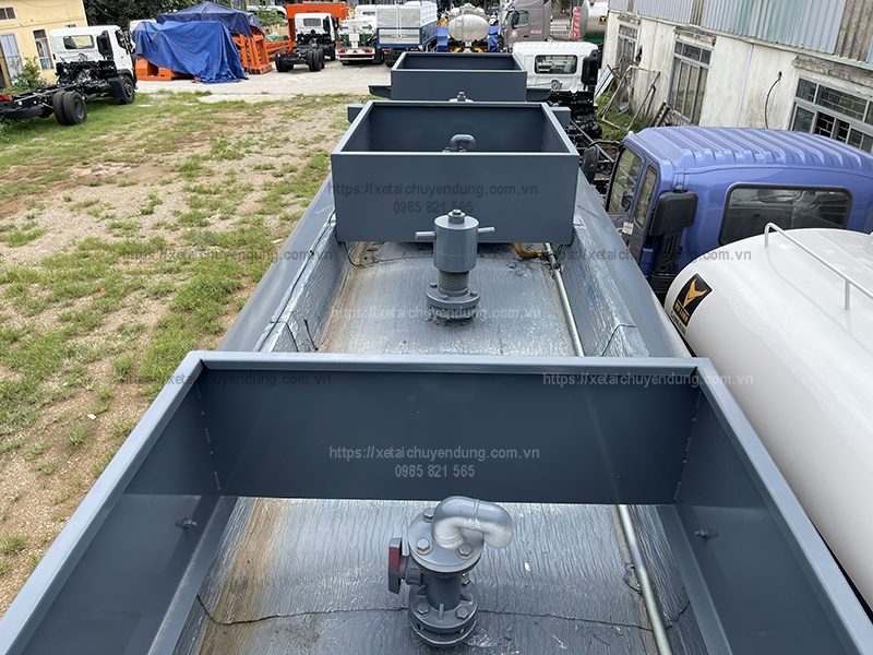 Hình ảnh trên nóc Sơ mi rơ moóc bồn chở hóa chất 28 khối