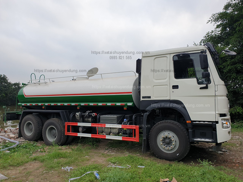 Xe bồn nước, phun nước tưới cây rửa đường 13 khối HOWO 3 chân 6x4