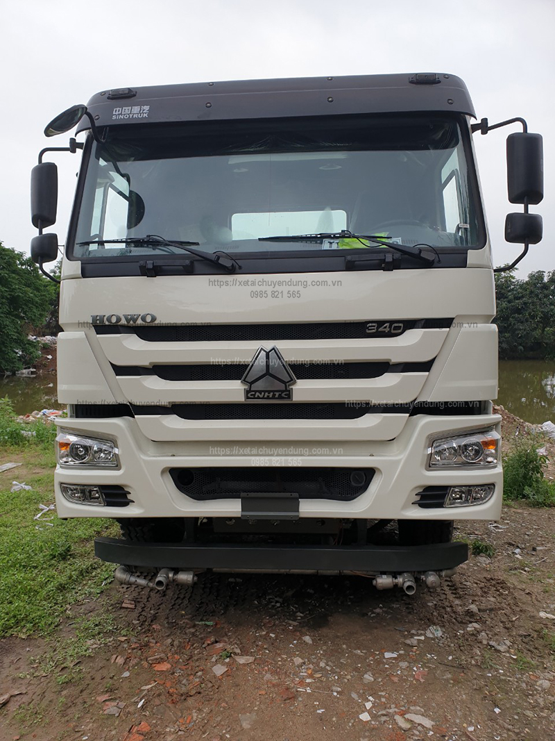 Xe bồn nước, phun nước tưới cây rửa đường 13 khối HOWO 3 chân 6x4