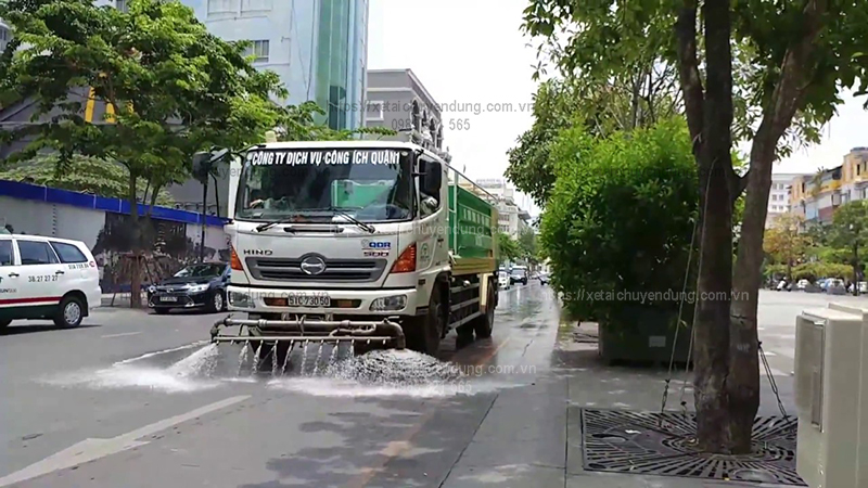 Xe phun nước rửa đường tưới cây