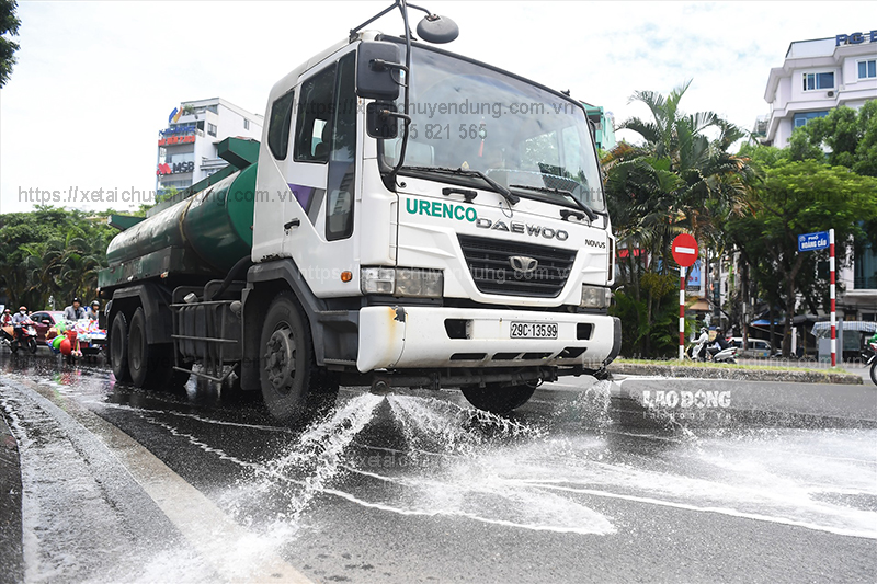 Xe phun nước rửa đường tưới cây trong đô thị